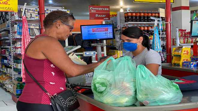 Fabiano Horta aprova lei que proíbe a cobrança por sacolas nos comércios