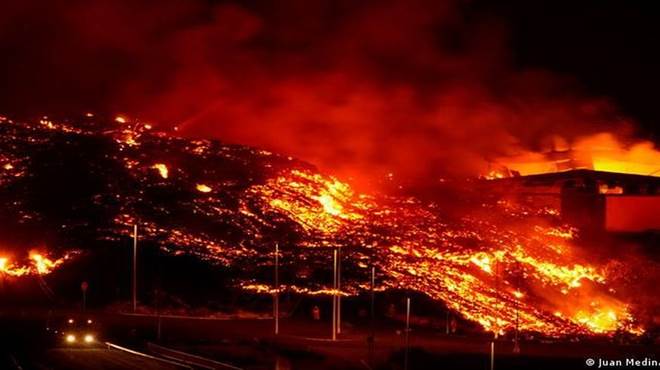 Ilhas Canárias: lava vulcânica atinge e destrói mais casas em La Palma