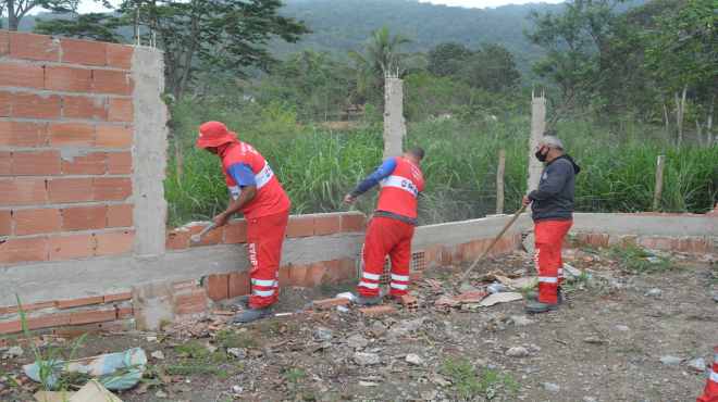 Maricá derruba muros irregulares em Itaipuaçu