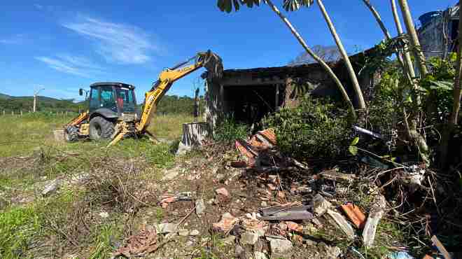 Maricá demole construção abandonada no loteamento Chácaras de Inoã