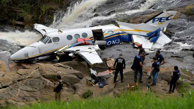 Marília Mendonça: avião foi retirado do local onde caiu em Minas, matando cinco pessoas