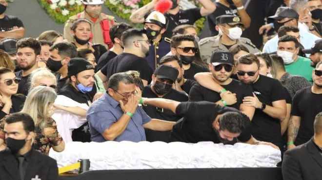 Marília Mendonça é enterrada em Goiânia após velório que reuniu multidão