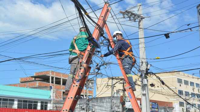 Maricá realiza reordenamento de fios em postes do Centro