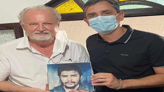 Filha de Che Guevara envia ao prefeito peça para afixar no hospital com nome do pai
