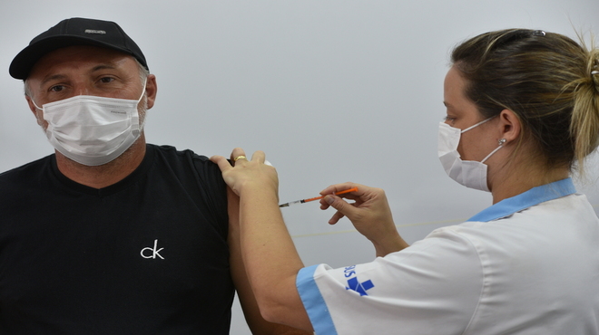 Unidade Móvel de Saúde atrai mais de mil moradores de Maricá para receber a vacina contra a Covid-19
