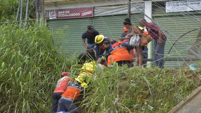 Defesa Civil de Maricá resgata idosa em imóvel com risco de desabamento em Petrópolis