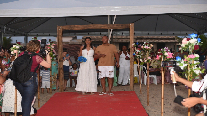 Casamento Comunitário em Maricá  Com o belo cenário da Praia de Cordeirinho, 45 casais de baixa renda realizaram o sonho do matrimônio à beira mar na terça-feira (15/02), com uma cerimônia totalmente gratuita que reuniu cerca de 180 pessoas na 1ª edição do Casamento Comunitário em Maricá