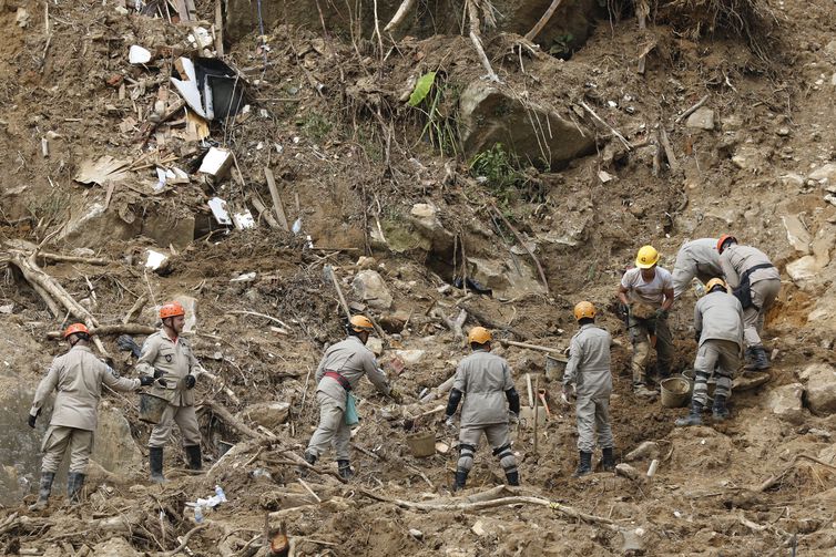 Sobe para 232 número de mortos na tragédia de Petrópolis