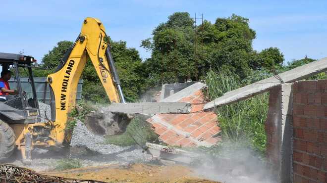 Maricá fiscaliza construção irregular na margem da RJ-106