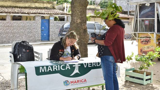 Maricá+Verde entrega mudas nativas da Mata Atlântica a moradores de São José do Imbassaí