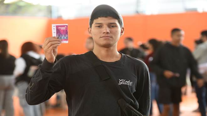 Estudantes recebem cartões do Bilhete Único Universitário