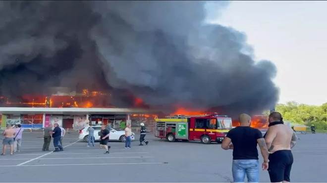Ataque russo em shopping deixa mortos na Ucrânia
