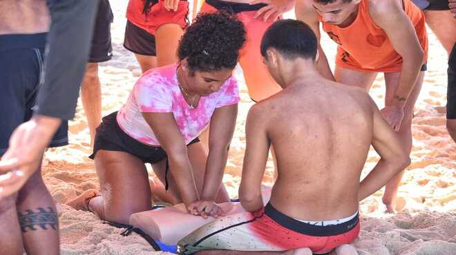 Projeto Surf Salva reúne surfistas e atletas para treinamento na Praia de Ponta Negra