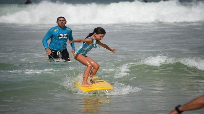 Oficinas de surfe são oferecidas para 150 crianças e adolescentes na Praia de Ponta Negra