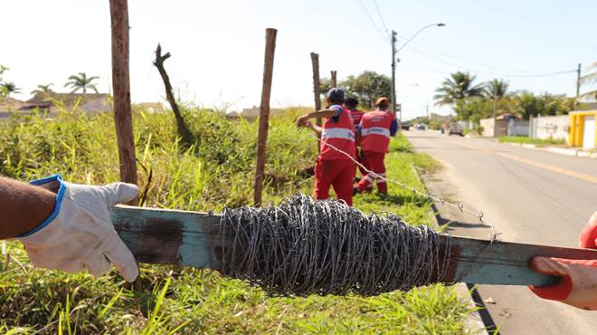 Prefeitura remove estacas que cercavam ilegalmente área pública em Itaipuaçu