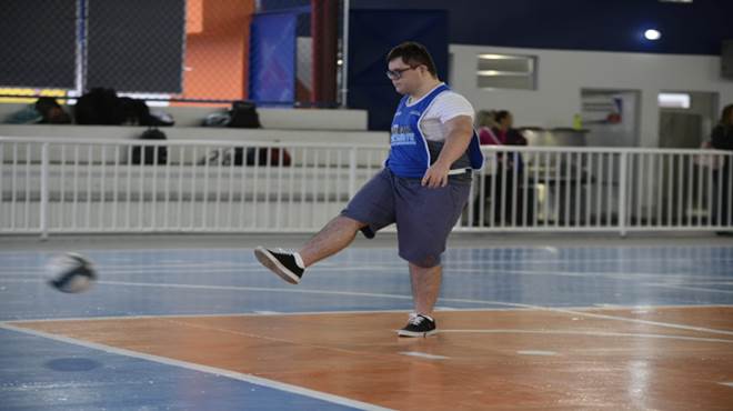 Esporte e Lazer reúne 20 atletas com deficiência intelectual para jogo de futsal