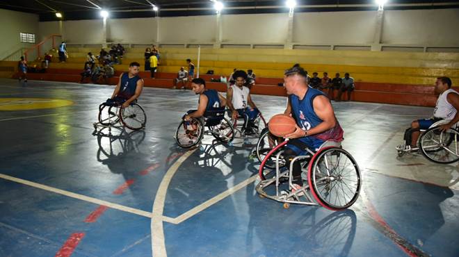 Esporte e Lazer promove jogo de basquete de cadeira de rodas com atletas