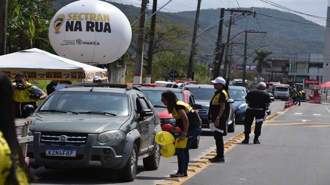 Blitz educativa orienta motoristas e pedestres em Itaipuaçu