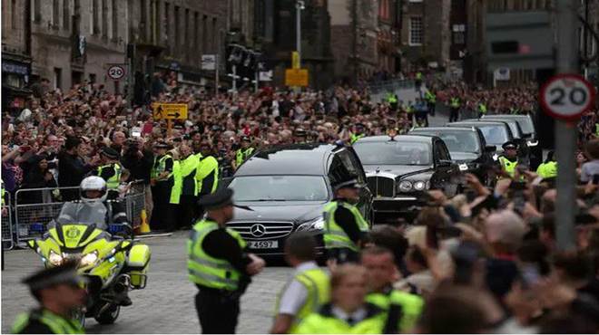 Caixão da rainha Elizabeth chega em Edimburgo com homenagens de populares