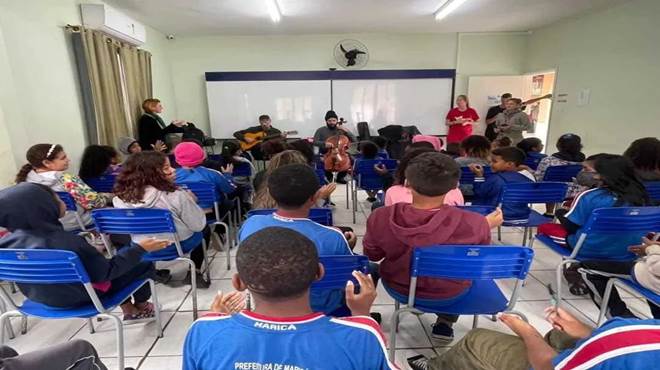 Caravana da Cultura leva apresentações artísticas para escola de Ponta Negra