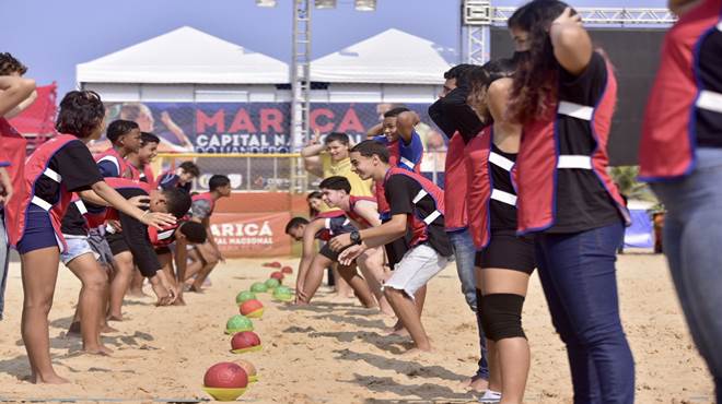 Oficina gratuita de handebol de praia busca descobrir talentos para a modalidade na cidade