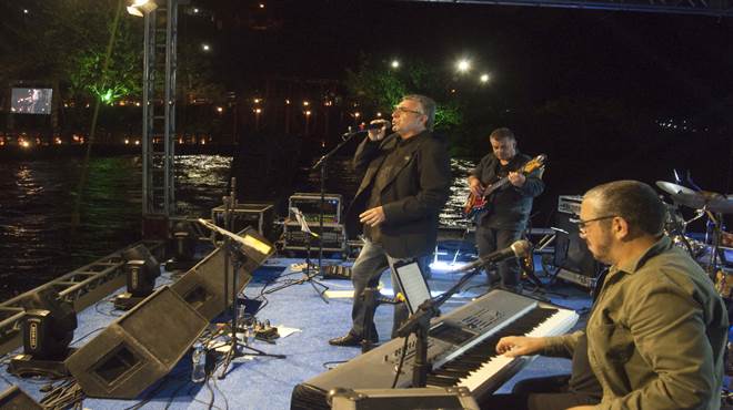 Noite de jazz e blues esquenta o público no Deck Pôr do Sol da Orla de Araçatiba, em Maricá