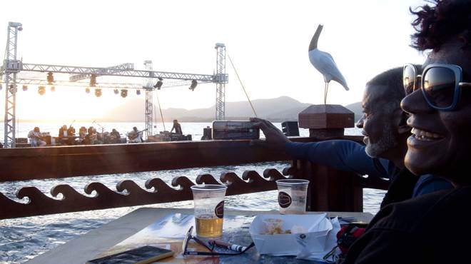 Show do pianista Marvio Ciribelli reúne centenas de pessoas no Deck Pôr do Sol da Orla de Araçatiba, em Maricá