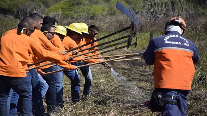 Defesa Civil realiza treinamento contra incêndios na restinga de Maricá