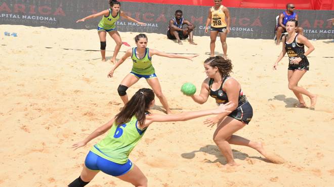 Atletas das seleções masculina e feminina de handebol de praia do Brasil realizam primeiro treino em Maricá