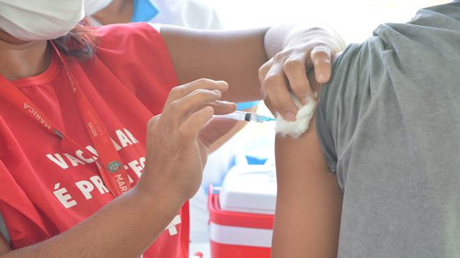 A Prefeitura de Maricá, por meio da Secretaria de Saúde, informa que a partir da segunda-feira (02/01), a vacinação de adolescentes, adultos e idosos contra a Covid-19 será temporariamente suspensa, por conta da falta de doses.