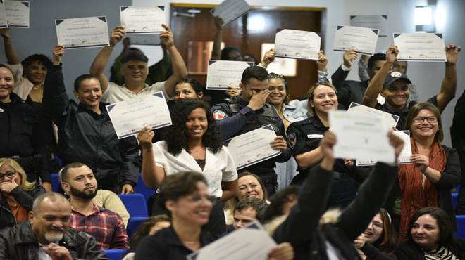 Prefeitura entrega 152 certificados da Formação Inicial e Continuada (FIC) em Libras