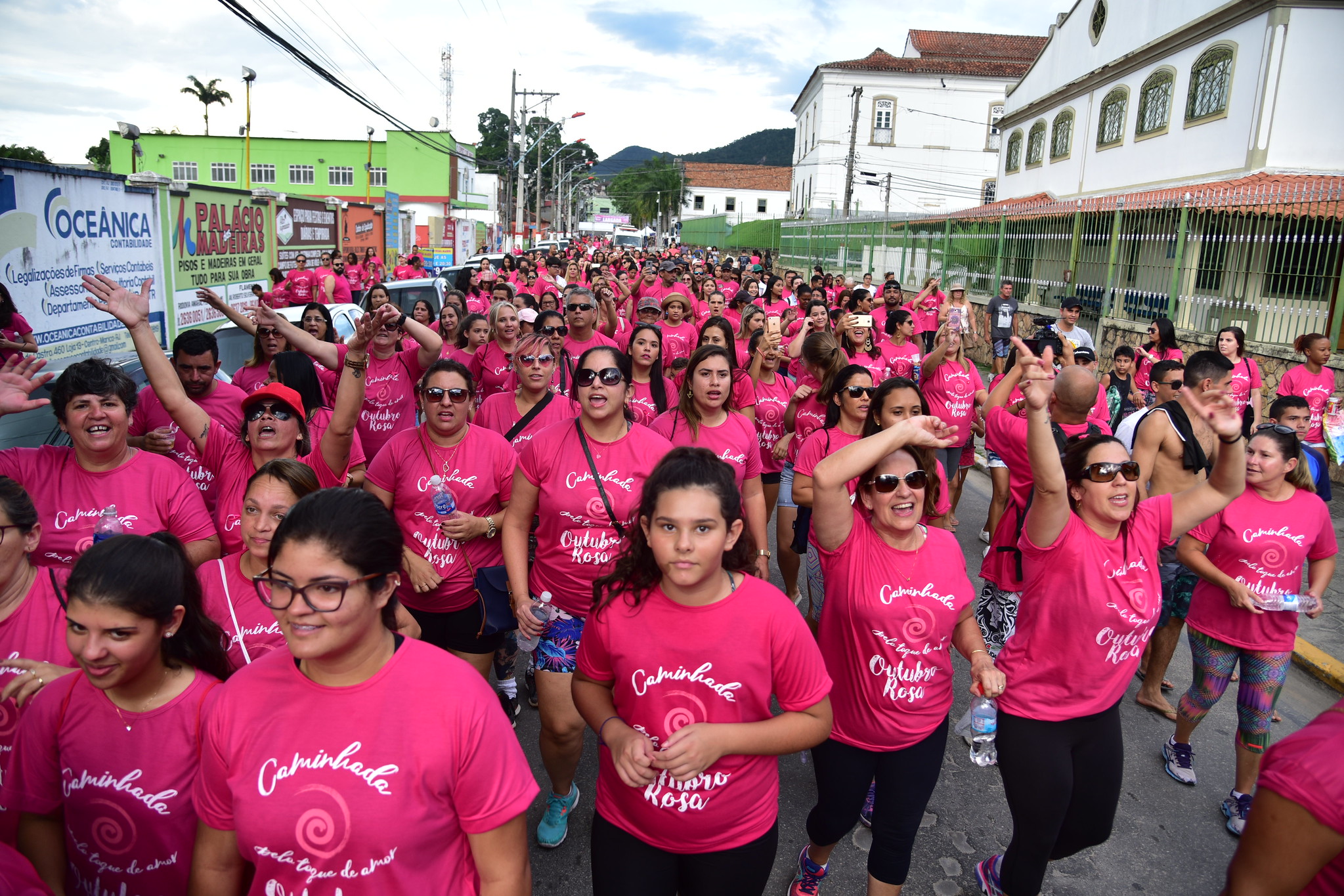 Maricá realiza caminhada de conscientização sobre câncer de mama e de colo de útero