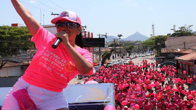 Caminhada do Outubro Rosa leva mais de 800 pessoas às ruas de Maricá