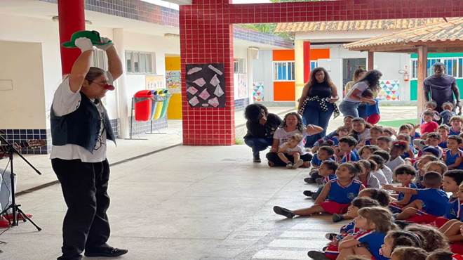 Caravana da Cultura leva apresentação musical e show de mágica para escola de Itaipuaçu