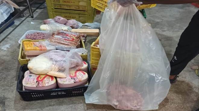 Defesa do Consumidor descarta mais de 671 quilos de alimentos um mês no mesmo mercado de Itaipuaçu