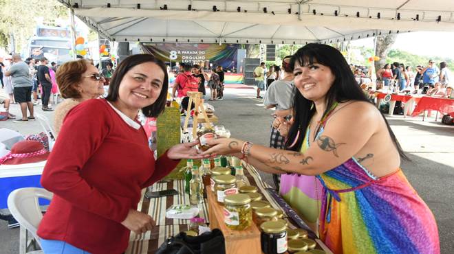 8ª Parada do Orgulho LGBTQIA+ reúne três mil pessoas em Araçatiba