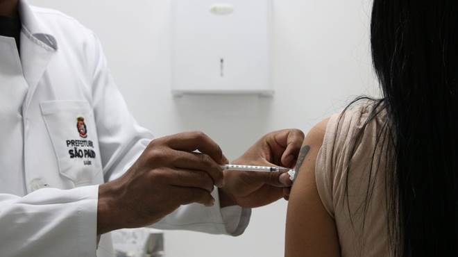 Vacinação bivalente contra Covid-19 começa na segunda-feira (24/04) para profissionais e trabalhadores de saúde