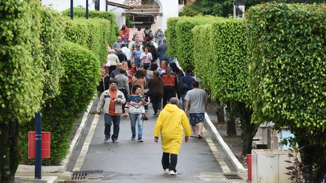 Cemitério de Maricá celebra o Dia de Finados com missa