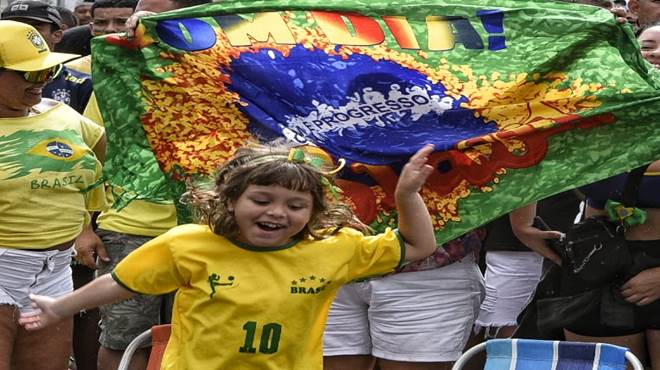 Torcida marca presença para acompanhar vitória do Brasil nos telões montados em Itaipuaçu e na Barra