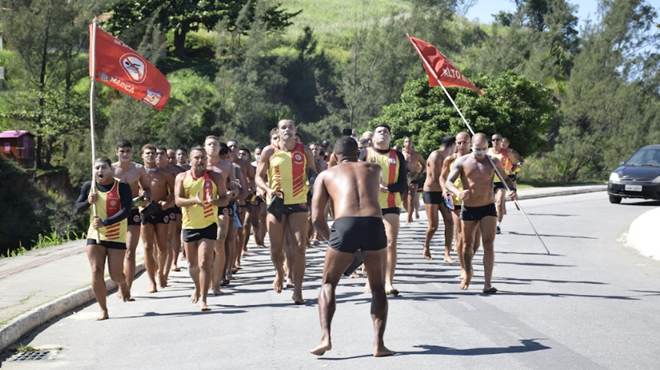 Agentes da Defesa Civil de Maricá participam de travessia entre as praias de Jaconé e Ponta Negra