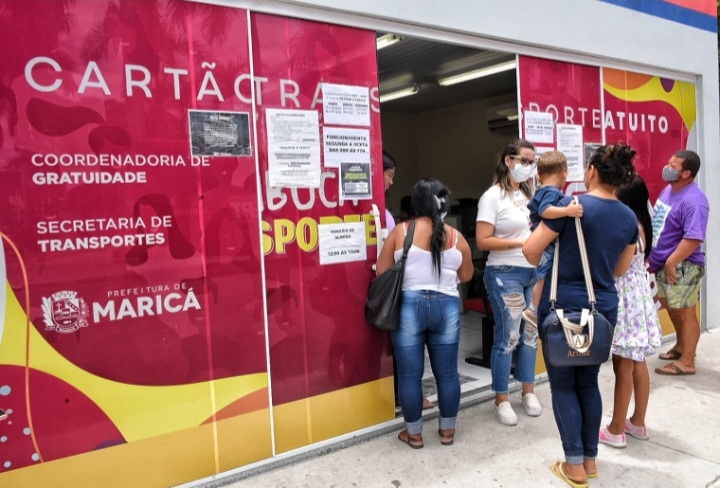 Prefeitura de Maricá inicia entrega dos cartões sociais Mumbuca Transporte
