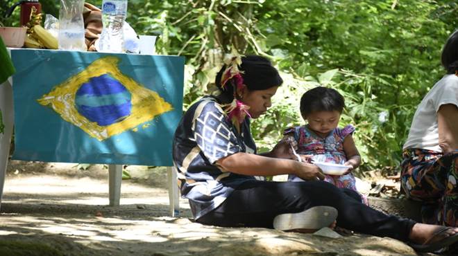 Prefeitura reúne indígenas e visitantes para transmissão do jogo do Brasil na Aldeia Céu Azul de Itaipuaçu