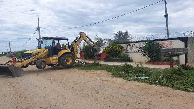 Prefeitura demole construções irregulares no Canal da Costa, em Itaipuaçu