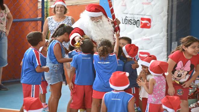 Escola Municipalizada do Retiro recebe visita especial do Papai Noel dos Correios