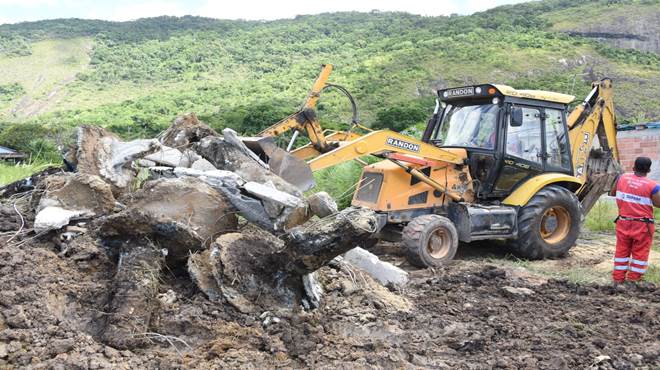 Prefeitura demole construção irregular em área da Serra da Tiririca