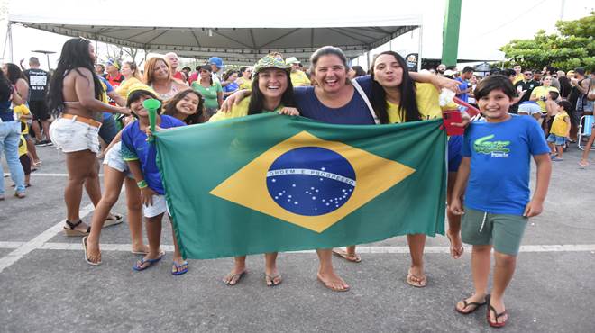 Público comemora classificação do Brasil nos espaços montados em Itaipuaçu e na Barra de Maricá