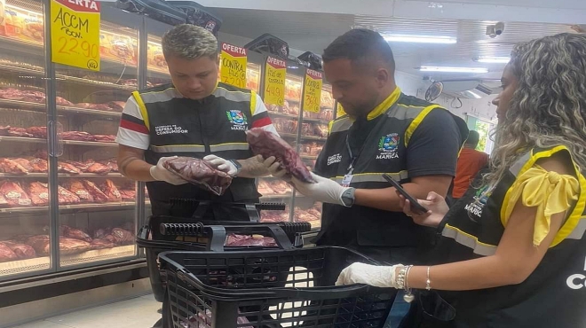 Defesa do Consumidor autua estabelecimentos por armazenamento irregular de alimentos no Centro e em Itaipuaçu