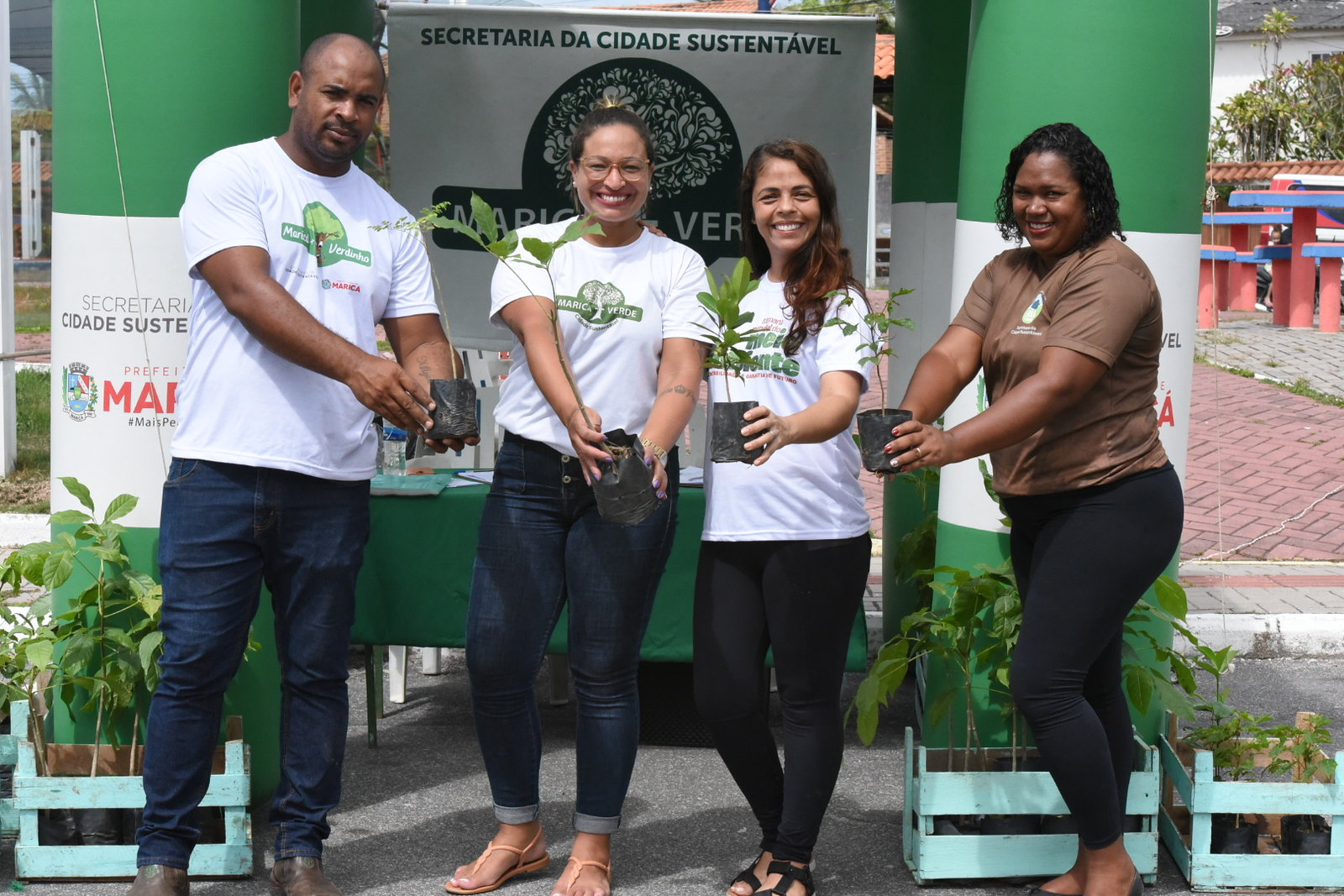 Maricá+Verde distribui 100 mudas nativas da Mata Atlântica na Barra de Maricá