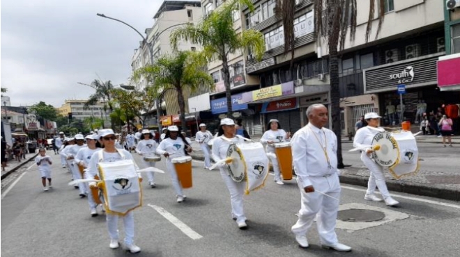 Banda da Cultura Racional realiza desfile cívico em Maricá