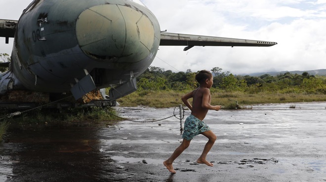 Militares trabalham durante a noite para reformar pista em TI Yanomami